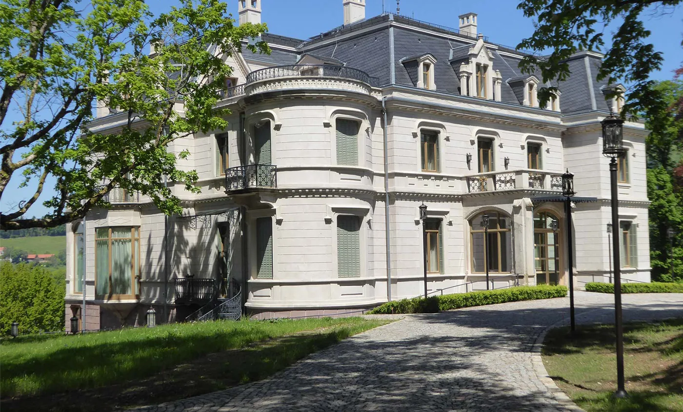 Schloss Selach mit Rundturm, Mansarddach und Vorfahrt im Park