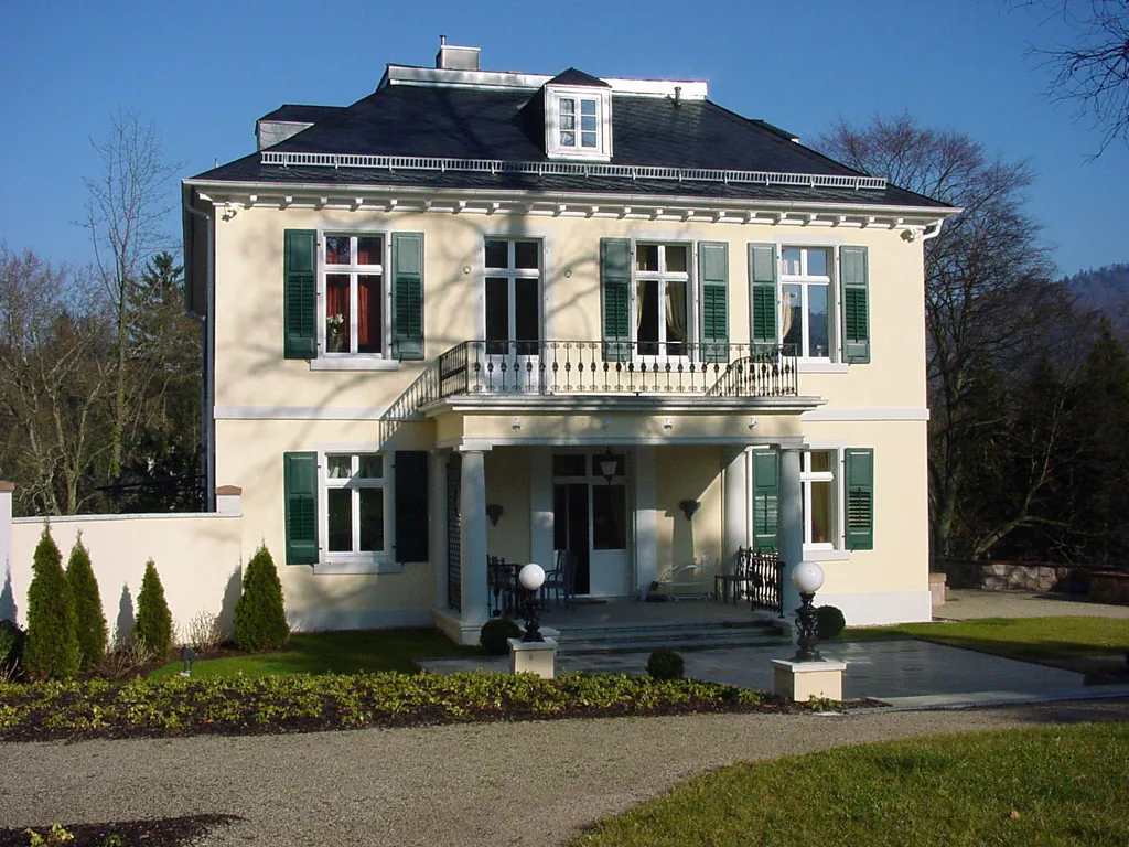 Gartenseite der Villa Menschikoff mit Balkon und Freitreppe