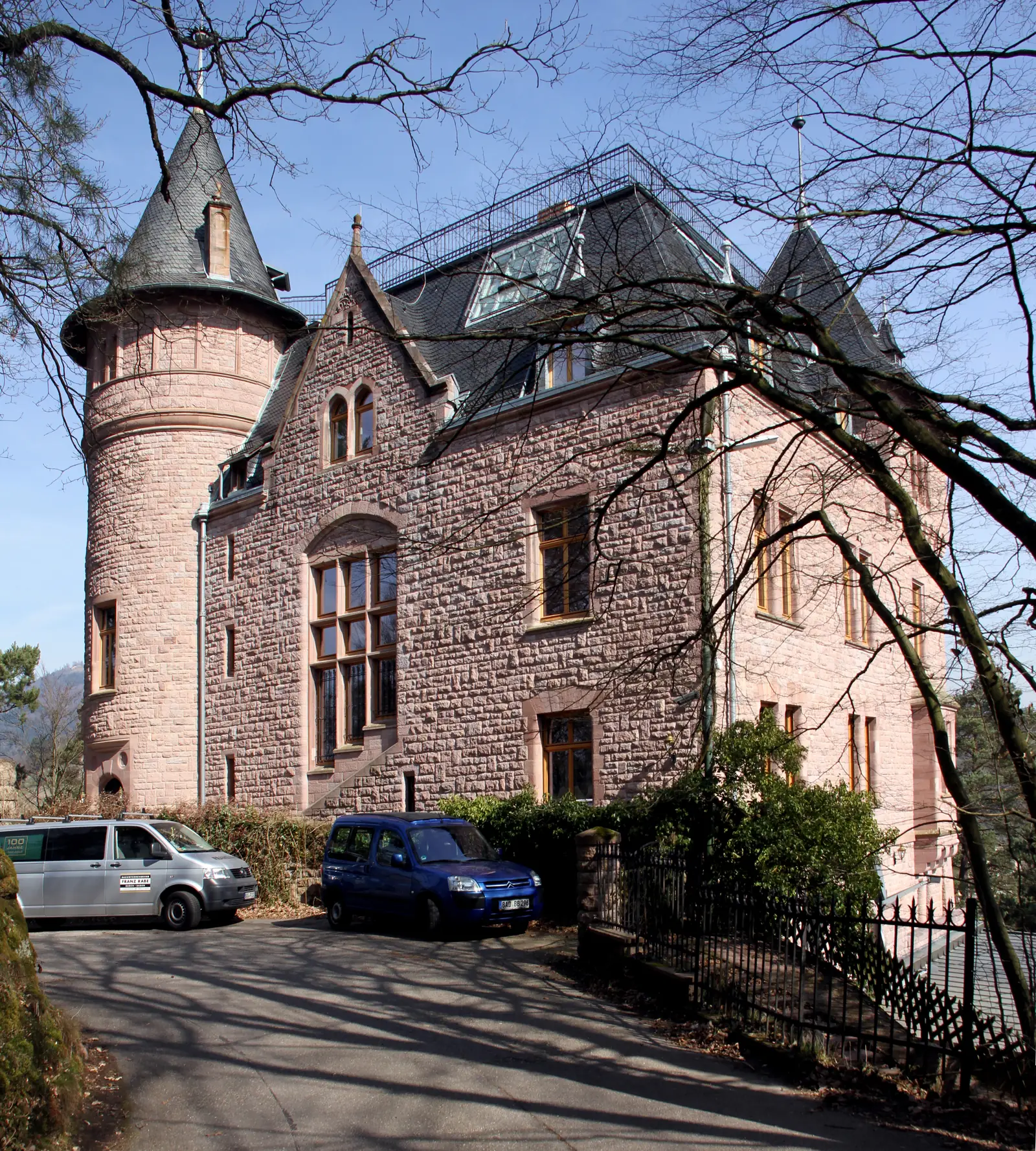 Villa Stroh aus rotem Sandstein mit spitzem Eckturm